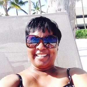 Meet your Posher, Mona